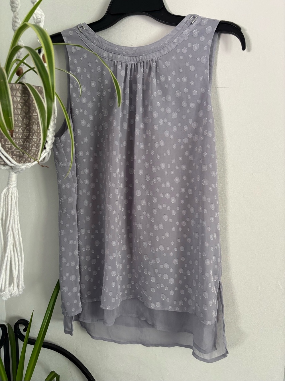 Roz & Ali Light Gray Polka Dot Sleeveless Blouse
